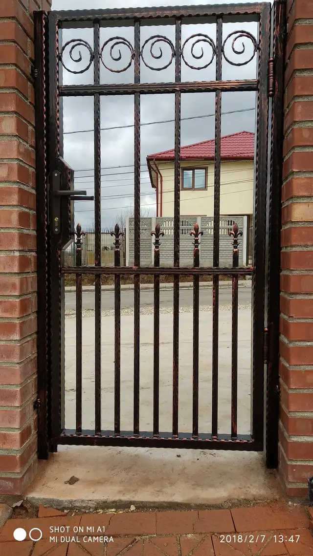 Porți 44