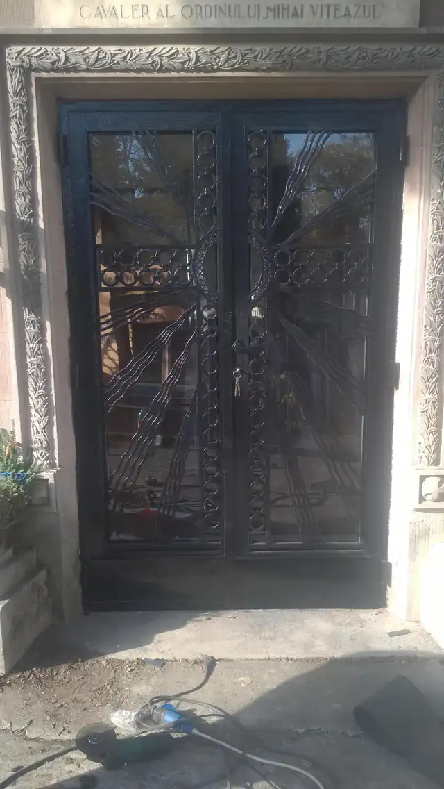 Porți 42